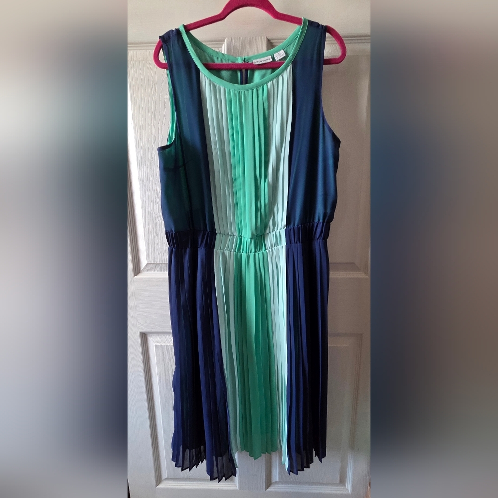 Elegant Pleated Midi Dress in Blue and Green